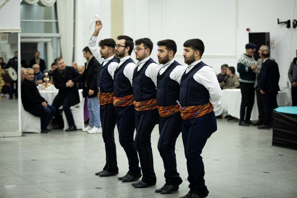 TURGUT BAŞKAN BABAOĞLU GENÇ KARADENİZLİLER GECESİNDE HORON OYNADI ( GÜNÜN ÖNE ÇIKAN KARELERİ )