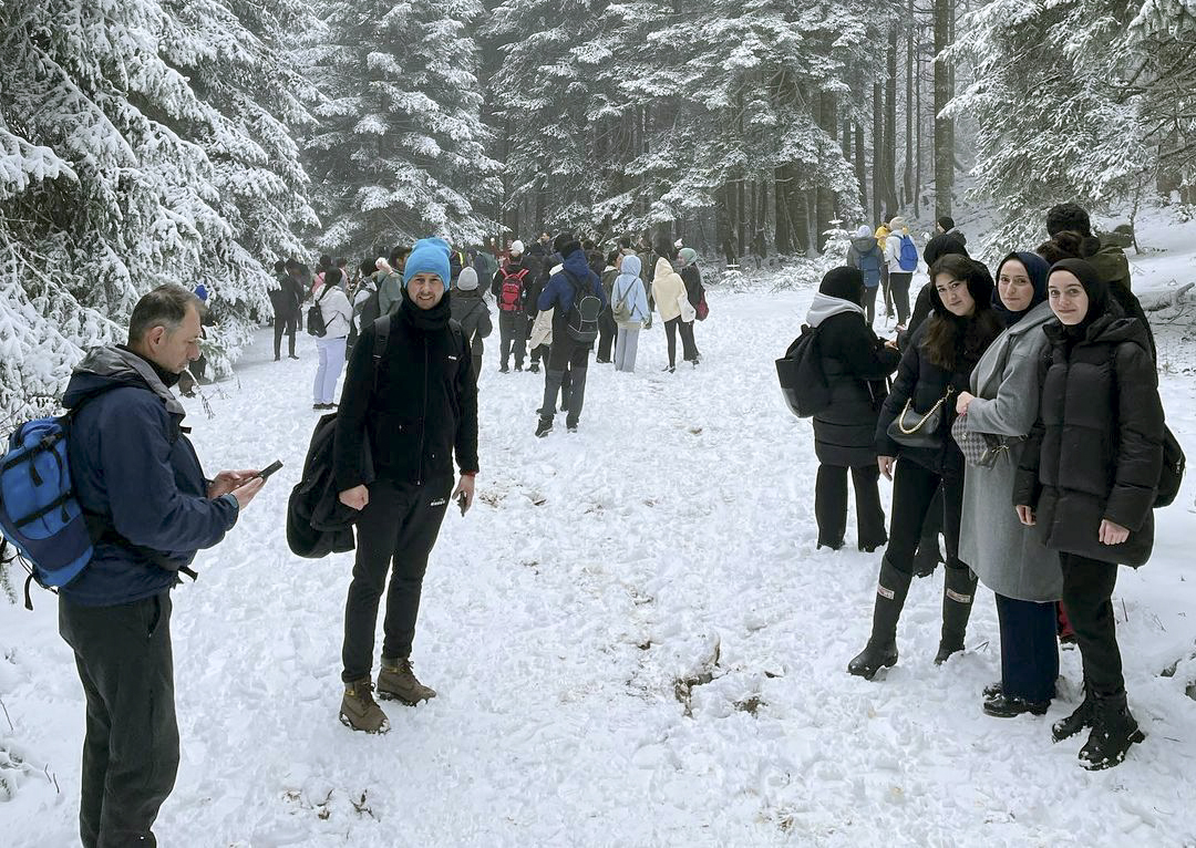 Yaylaları kar yürüyüşü ile keşfettiler ( GÜNÜN ÖNE ÇIKAN FOTOĞRAFLARI )