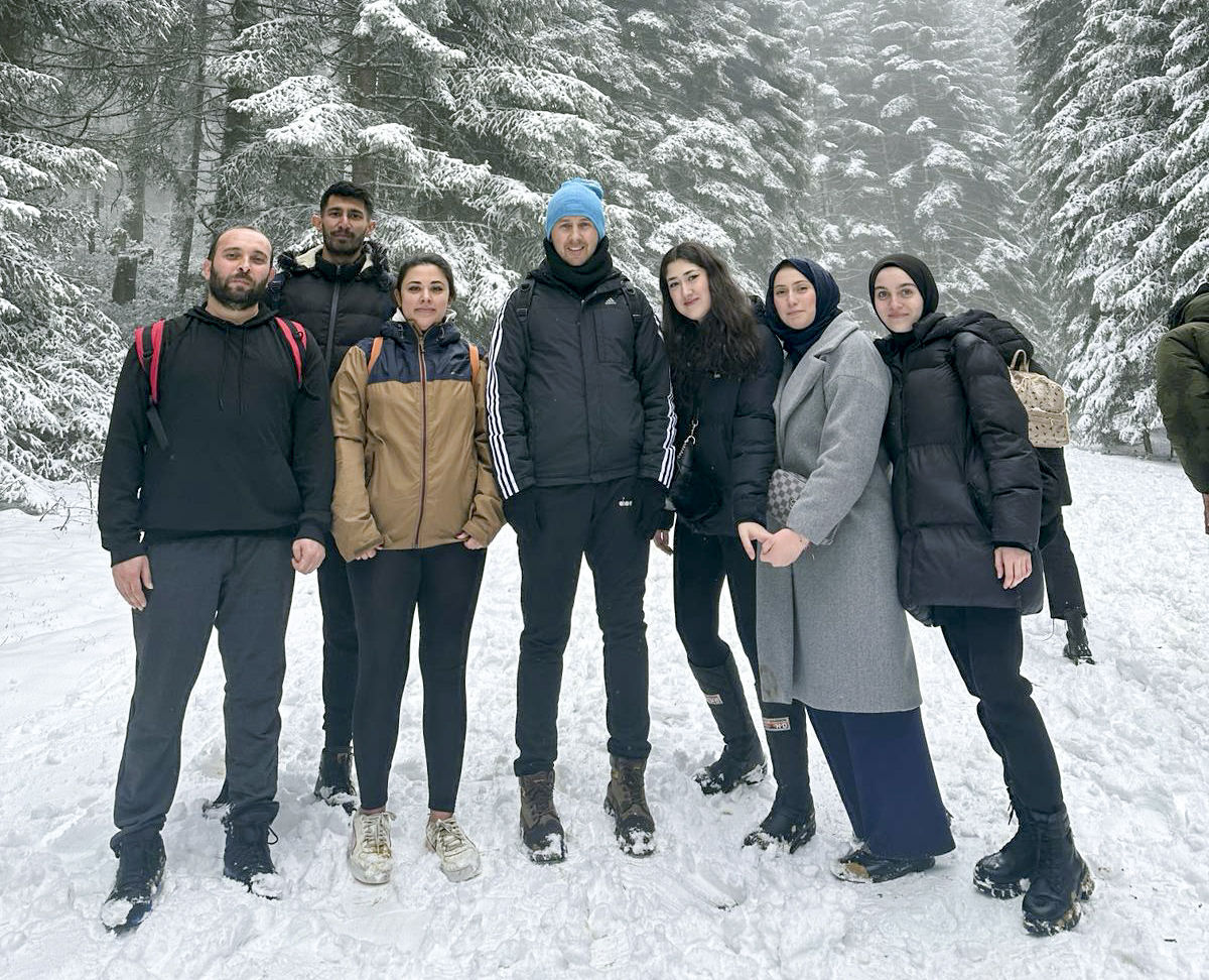 Yaylaları kar yürüyüşü ile keşfettiler ( GÜNÜN ÖNE ÇIKAN FOTOĞRAFLARI )