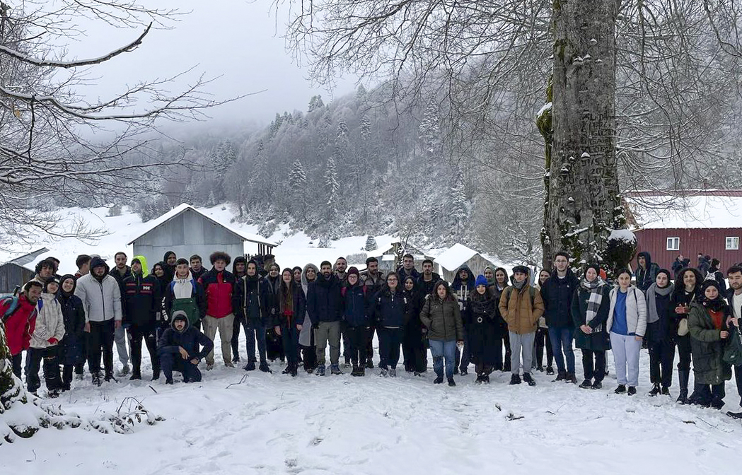 Yaylaları kar yürüyüşü ile keşfettiler ( GÜNÜN ÖNE ÇIKAN FOTOĞRAFLARI )