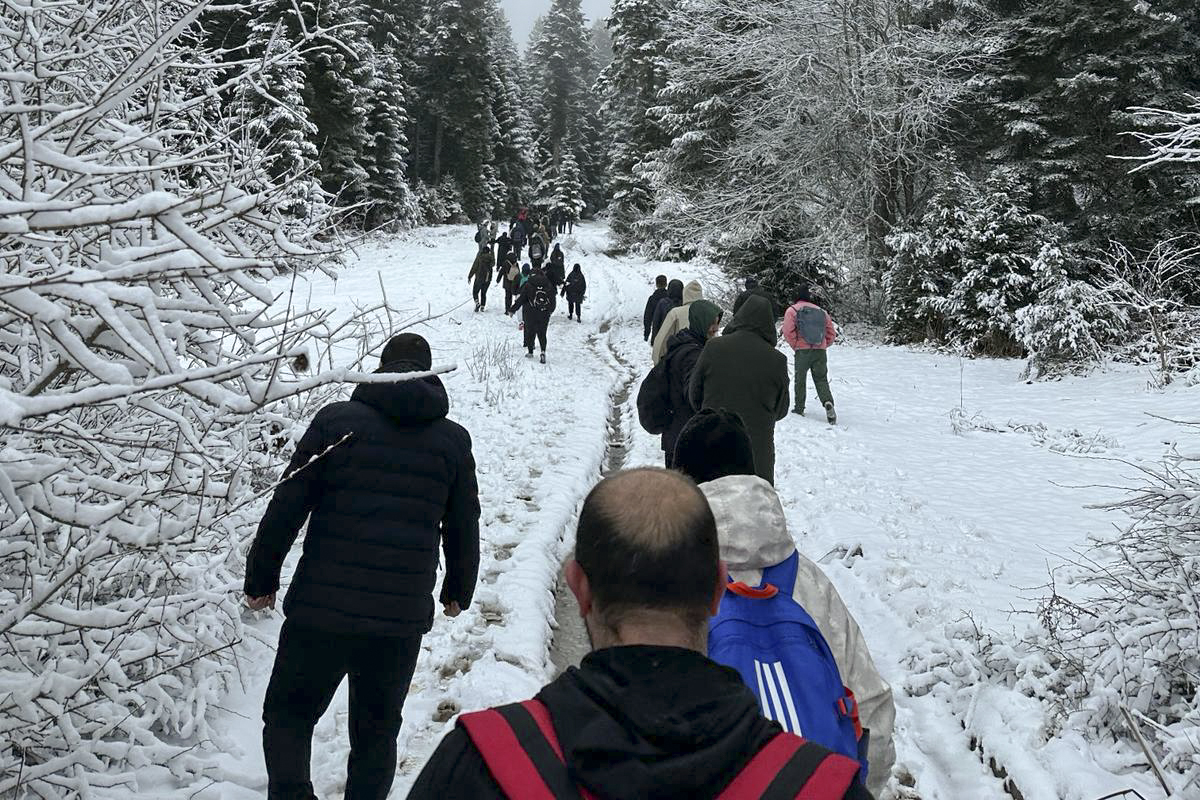 Yaylaları kar yürüyüşü ile keşfettiler ( GÜNÜN ÖNE ÇIKAN FOTOĞRAFLARI )
