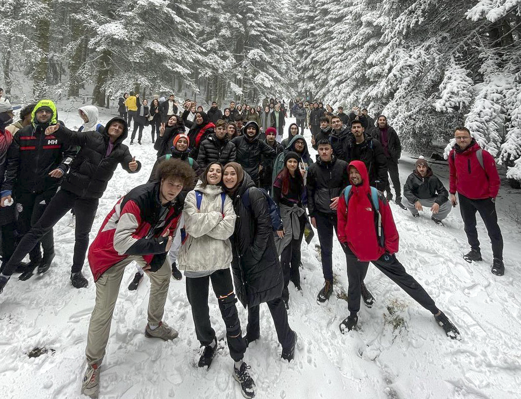 Yaylaları kar yürüyüşü ile keşfettiler ( GÜNÜN ÖNE ÇIKAN FOTOĞRAFLARI )
