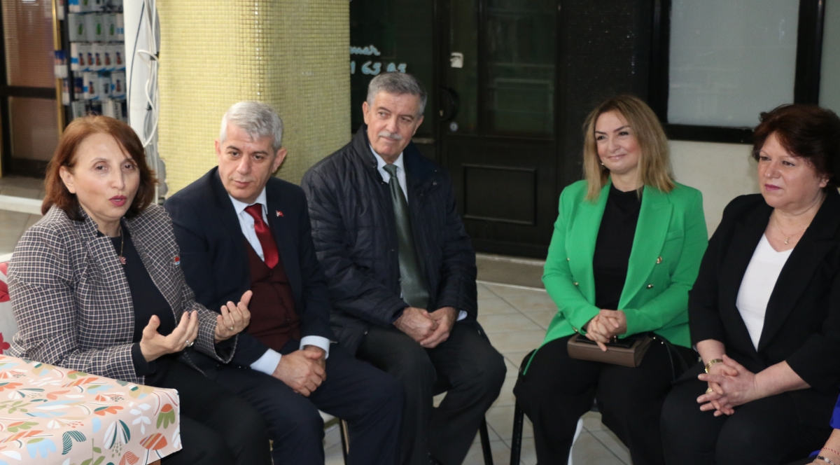 CHP Serdivan Belediye Başkan Adayı Aydoğan Arslan ile CHP Sapanca Belediye Başkan Adayı Azize Çeroğlu 14 Mart Tıp Bayramı Kutlamalarında SASÇED Başkanı Mahmure Çolak'ı Makamında Ziyaret Ettiler