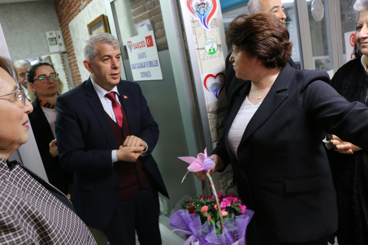 CHP Serdivan Belediye Başkan Adayı Aydoğan Arslan ile CHP Sapanca Belediye Başkan Adayı Azize Çeroğlu 14 Mart Tıp Bayramı Kutlamalarında SASÇED Başkanı Mahmure Çolak'ı Makamında Ziyaret Ettiler