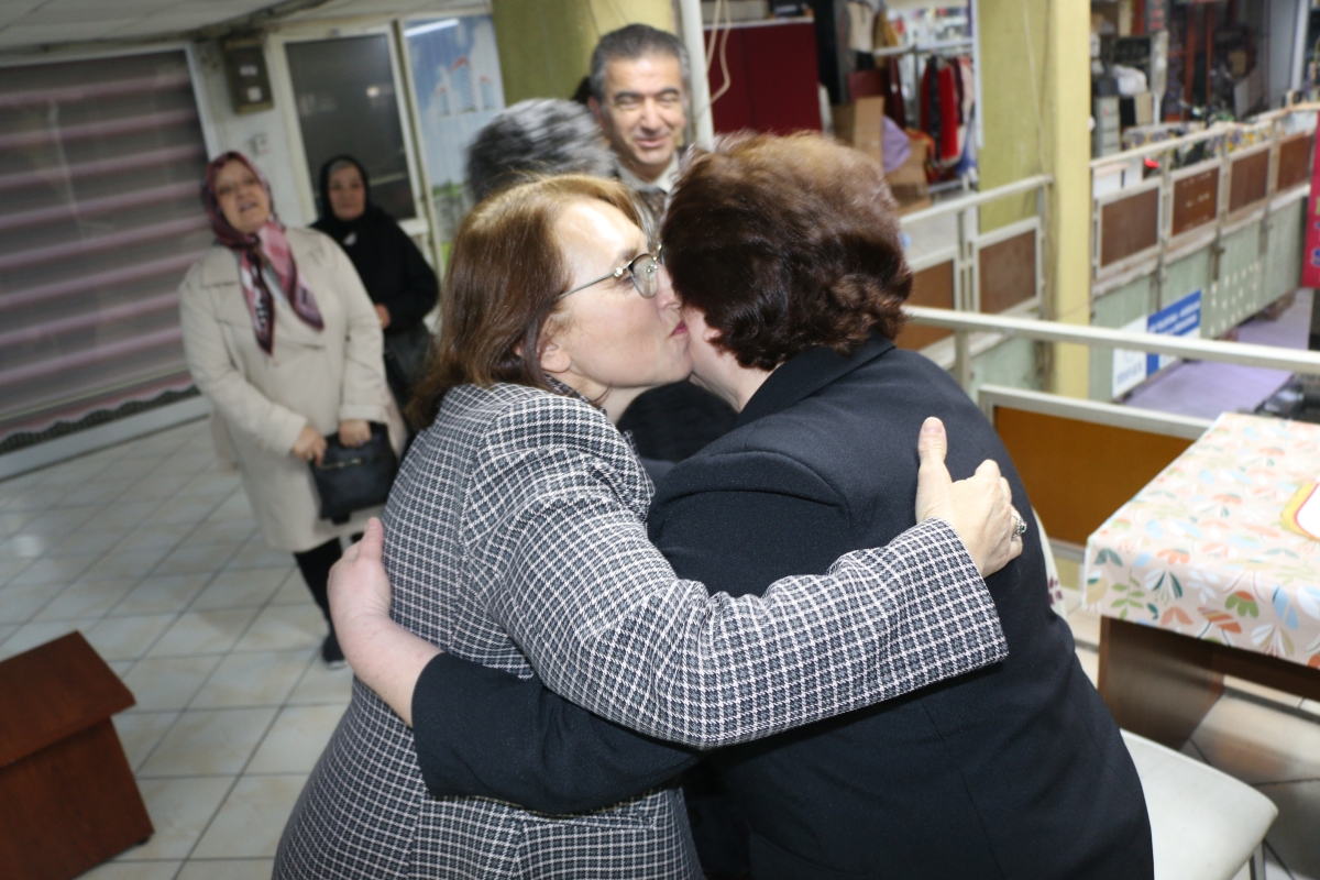 CHP Serdivan Belediye Başkan Adayı Aydoğan Arslan ile CHP Sapanca Belediye Başkan Adayı Azize Çeroğlu 14 Mart Tıp Bayramı Kutlamalarında SASÇED Başkanı Mahmure Çolak'ı Makamında Ziyaret Ettiler