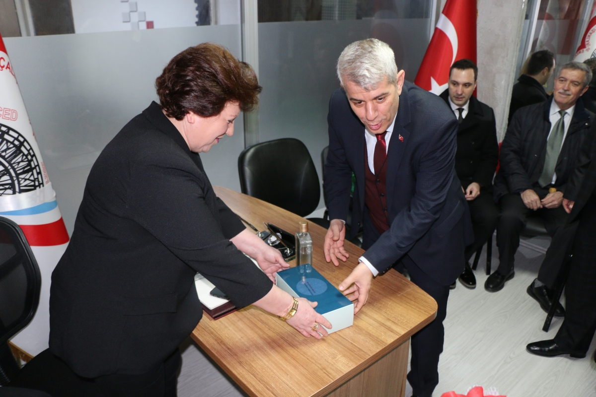 CHP Serdivan Belediye Başkan Adayı Aydoğan Arslan ile CHP Sapanca Belediye Başkan Adayı Azize Çeroğlu 14 Mart Tıp Bayramı Kutlamalarında SASÇED Başkanı Mahmure Çolak'ı Makamında Ziyaret Ettiler