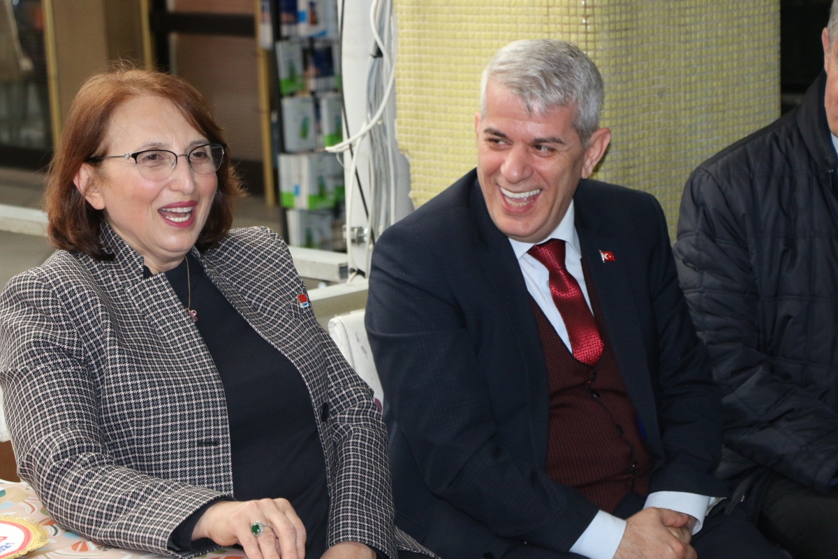 CHP Serdivan Belediye Başkan Adayı Aydoğan Arslan ile CHP Sapanca Belediye Başkan Adayı Azize Çeroğlu 14 Mart Tıp Bayramı Kutlamalarında SASÇED Başkanı Mahmure Çolak'ı Makamında Ziyaret Ettiler