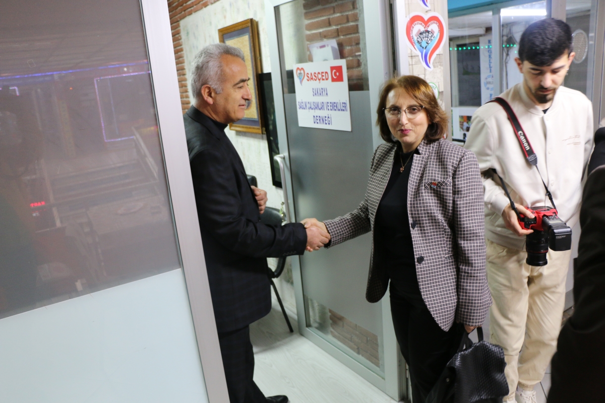 CHP Serdivan Belediye Başkan Adayı Aydoğan Arslan ile CHP Sapanca Belediye Başkan Adayı Azize Çeroğlu 14 Mart Tıp Bayramı Kutlamalarında SASÇED Başkanı Mahmure Çolak'ı Makamında Ziyaret Ettiler
