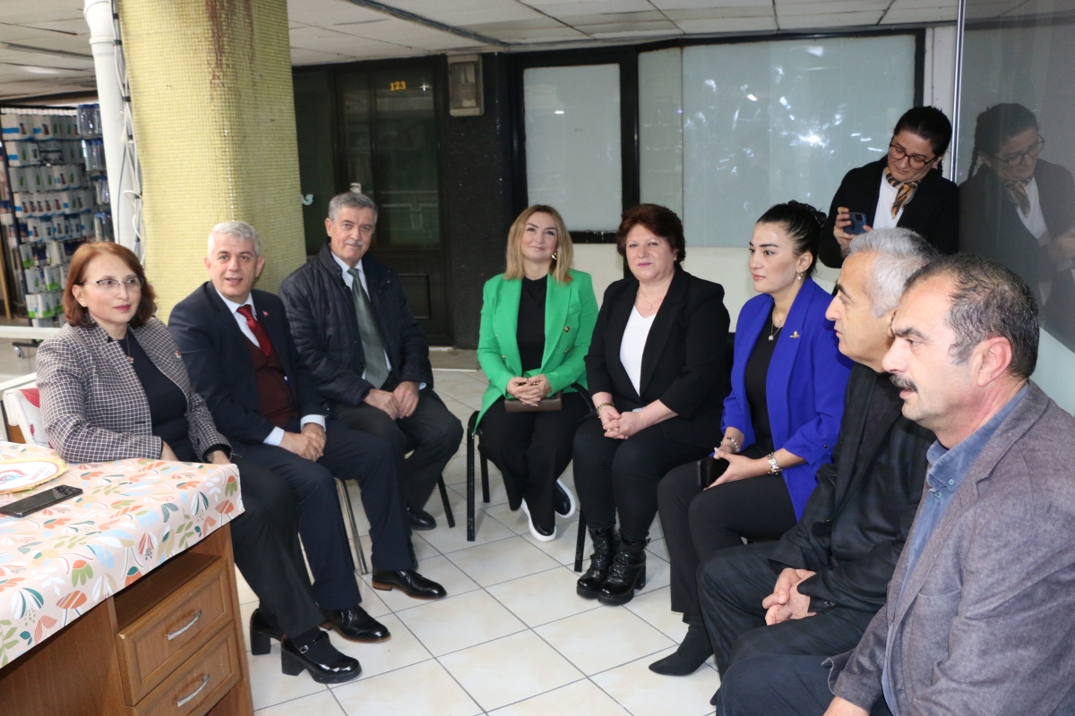 CHP Serdivan Belediye Başkan Adayı Aydoğan Arslan ile CHP Sapanca Belediye Başkan Adayı Azize Çeroğlu 14 Mart Tıp Bayramı Kutlamalarında SASÇED Başkanı Mahmure Çolak'ı Makamında Ziyaret Ettiler