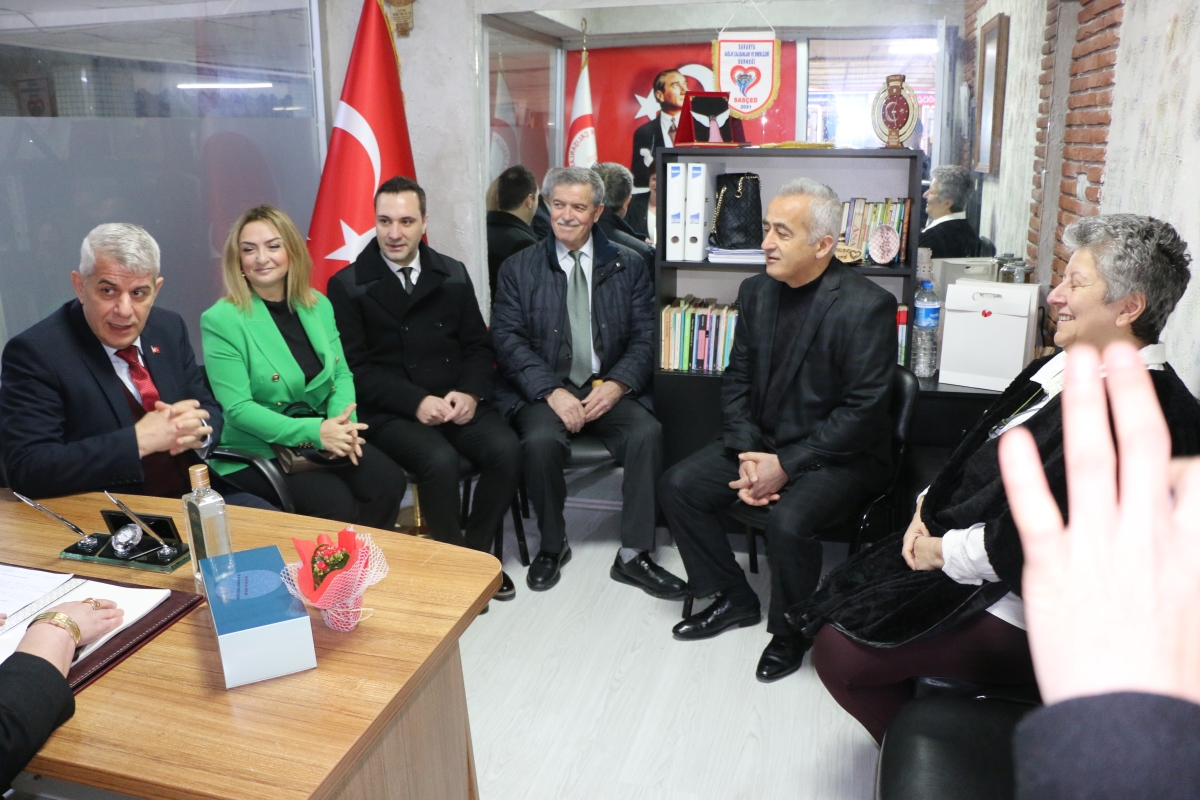CHP Serdivan Belediye Başkan Adayı Aydoğan Arslan ile CHP Sapanca Belediye Başkan Adayı Azize Çeroğlu 14 Mart Tıp Bayramı Kutlamalarında SASÇED Başkanı Mahmure Çolak'ı Makamında Ziyaret Ettiler