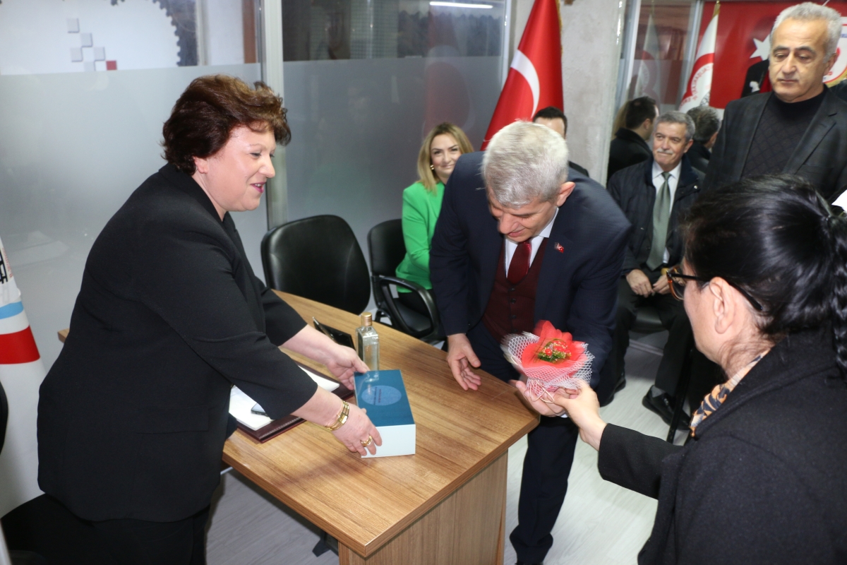 CHP Serdivan Belediye Başkan Adayı Aydoğan Arslan ile CHP Sapanca Belediye Başkan Adayı Azize Çeroğlu 14 Mart Tıp Bayramı Kutlamalarında SASÇED Başkanı Mahmure Çolak'ı Makamında Ziyaret Ettiler