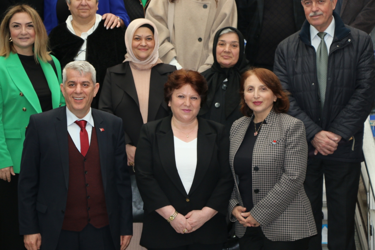 CHP Serdivan Belediye Başkan Adayı Aydoğan Arslan ile CHP Sapanca Belediye Başkan Adayı Azize Çeroğlu 14 Mart Tıp Bayramı Kutlamalarında SASÇED Başkanı Mahmure Çolak'ı Makamında Ziyaret Ettiler