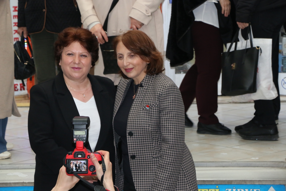 CHP Serdivan Belediye Başkan Adayı Aydoğan Arslan ile CHP Sapanca Belediye Başkan Adayı Azize Çeroğlu 14 Mart Tıp Bayramı Kutlamalarında SASÇED Başkanı Mahmure Çolak'ı Makamında Ziyaret Ettiler