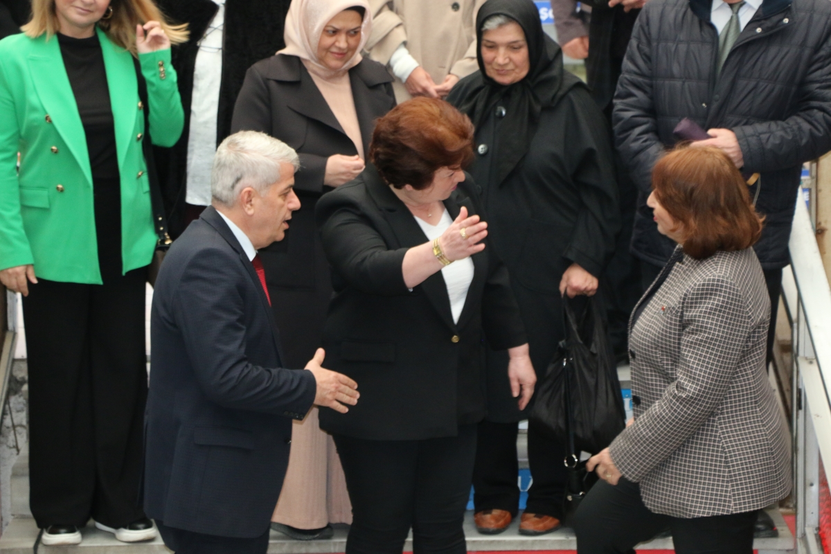 CHP Serdivan Belediye Başkan Adayı Aydoğan Arslan ile CHP Sapanca Belediye Başkan Adayı Azize Çeroğlu 14 Mart Tıp Bayramı Kutlamalarında SASÇED Başkanı Mahmure Çolak'ı Makamında Ziyaret Ettiler