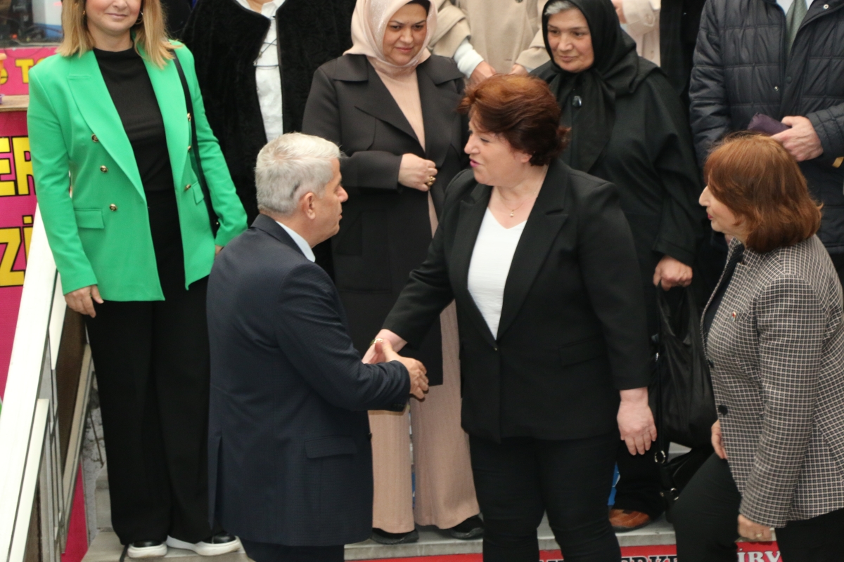 CHP Serdivan Belediye Başkan Adayı Aydoğan Arslan ile CHP Sapanca Belediye Başkan Adayı Azize Çeroğlu 14 Mart Tıp Bayramı Kutlamalarında SASÇED Başkanı Mahmure Çolak'ı Makamında Ziyaret Ettiler