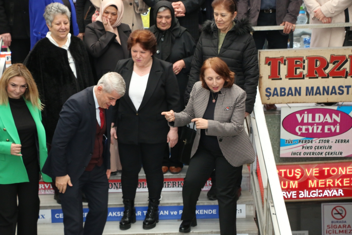 CHP Serdivan Belediye Başkan Adayı Aydoğan Arslan ile CHP Sapanca Belediye Başkan Adayı Azize Çeroğlu 14 Mart Tıp Bayramı Kutlamalarında SASÇED Başkanı Mahmure Çolak'ı Makamında Ziyaret Ettiler