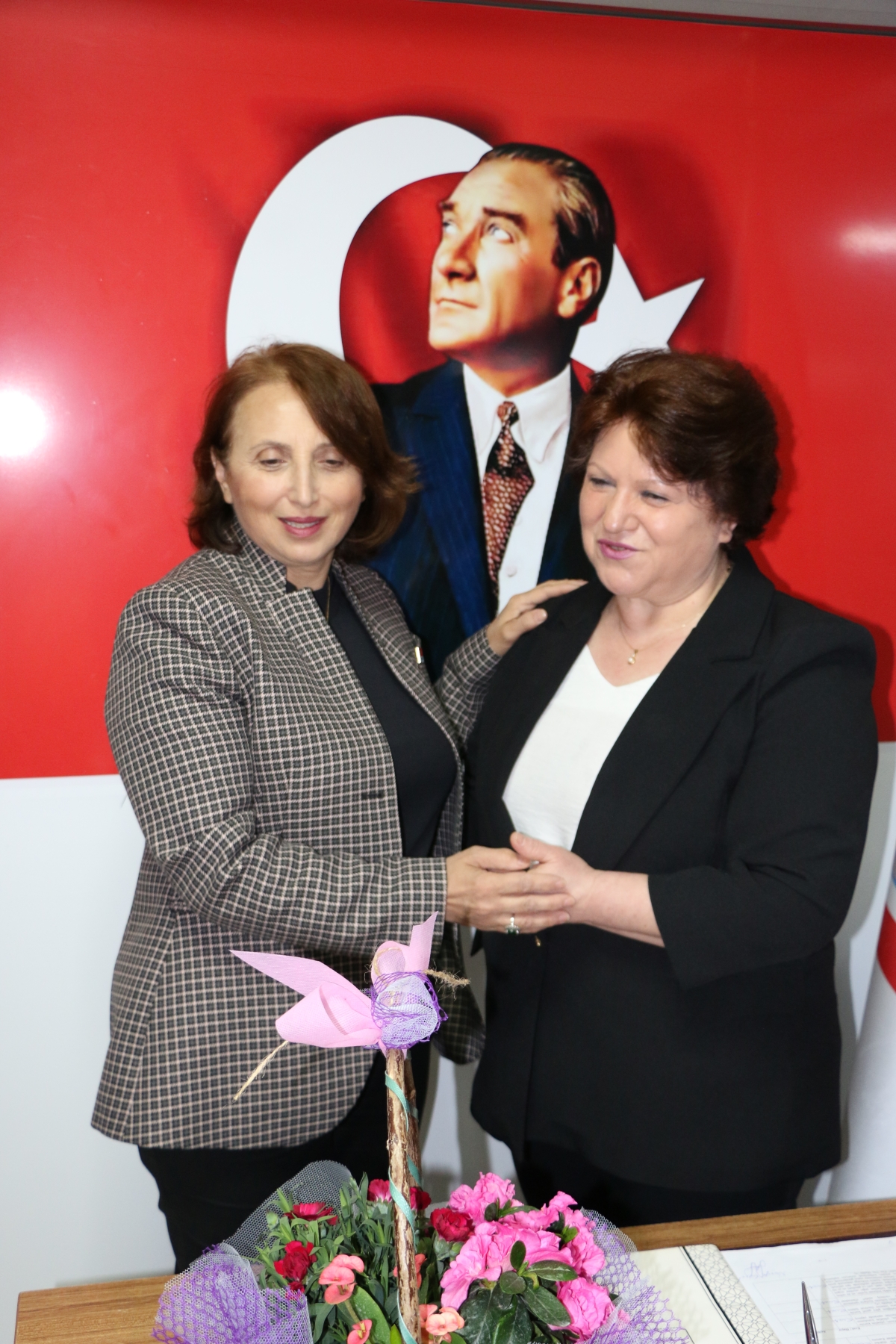 CHP Serdivan Belediye Başkan Adayı Aydoğan Arslan ile CHP Sapanca Belediye Başkan Adayı Azize Çeroğlu 14 Mart Tıp Bayramı Kutlamalarında SASÇED Başkanı Mahmure Çolak'ı Makamında Ziyaret Ettiler