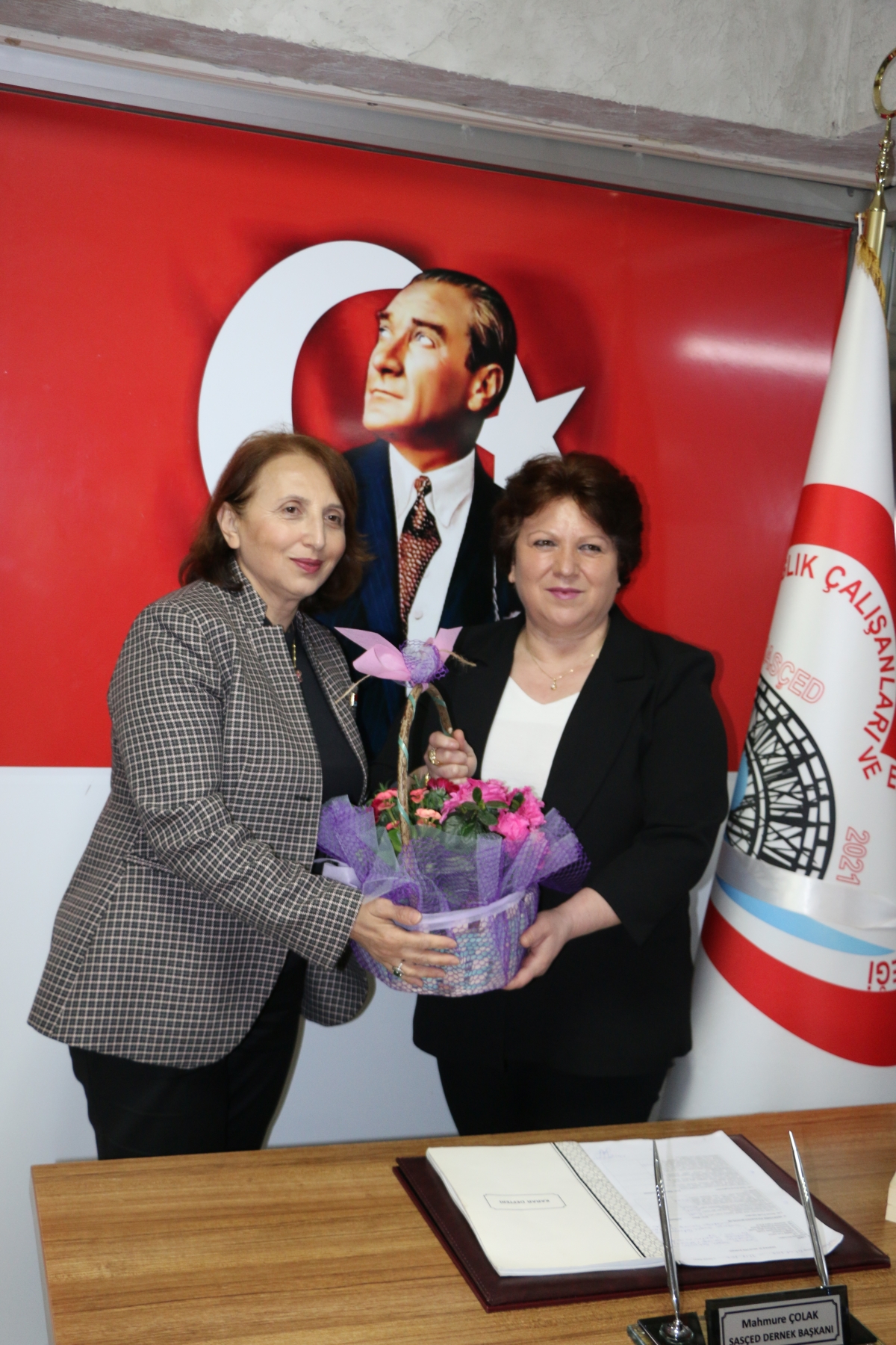 CHP Serdivan Belediye Başkan Adayı Aydoğan Arslan ile CHP Sapanca Belediye Başkan Adayı Azize Çeroğlu 14 Mart Tıp Bayramı Kutlamalarında SASÇED Başkanı Mahmure Çolak'ı Makamında Ziyaret Ettiler