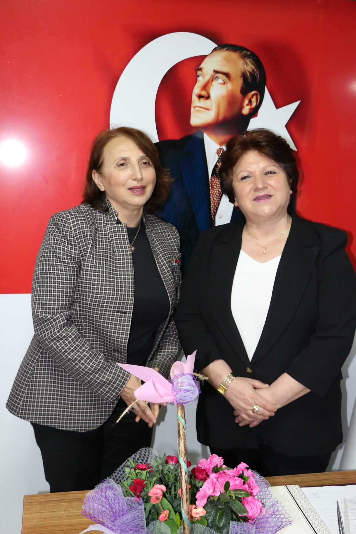 CHP Serdivan Belediye Başkan Adayı Aydoğan Arslan ile CHP Sapanca Belediye Başkan Adayı Azize Çeroğlu 14 Mart Tıp Bayramı Kutlamalarında SASÇED Başkanı Mahmure Çolak'ı Makamında Ziyaret Ettiler