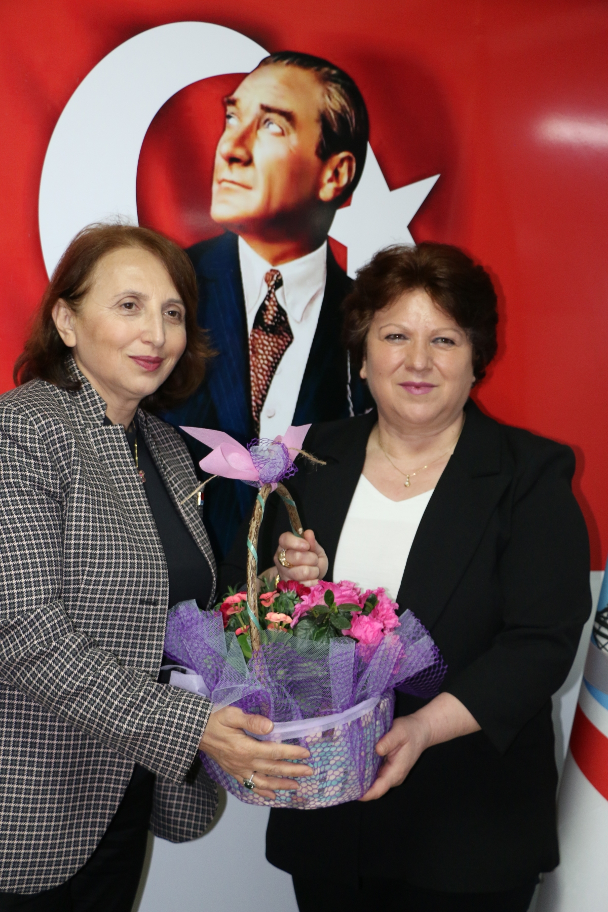 CHP Serdivan Belediye Başkan Adayı Aydoğan Arslan ile CHP Sapanca Belediye Başkan Adayı Azize Çeroğlu 14 Mart Tıp Bayramı Kutlamalarında SASÇED Başkanı Mahmure Çolak'ı Makamında Ziyaret Ettiler