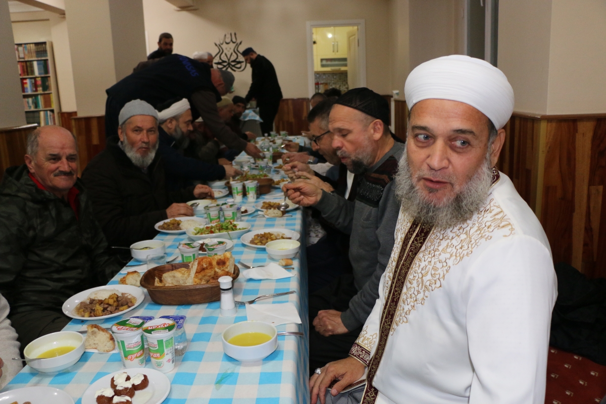 Adem Şener Hoca Cemat ile Külliye'de İftar Yemeği yedi (GECEYE DAMGA VURAN FOTOĞRAFLARI )