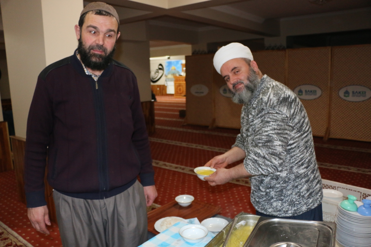 Adem Şener Hoca Cemat ile Külliye'de İftar Yemeği yedi (GECEYE DAMGA VURAN FOTOĞRAFLARI )