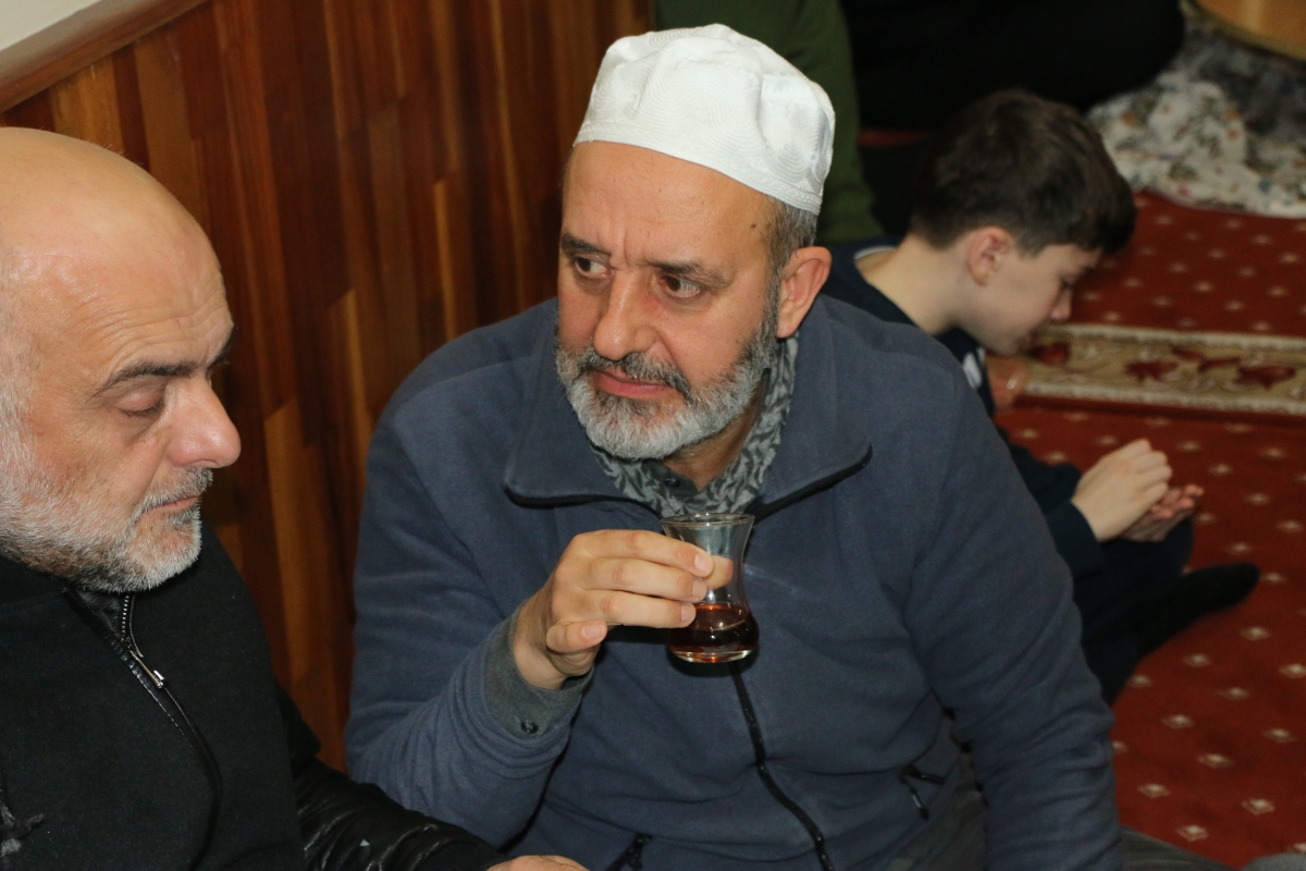 Adem Şener Hoca Cemat ile Külliye'de İftar Yemeği yedi (GECEYE DAMGA VURAN FOTOĞRAFLARI )