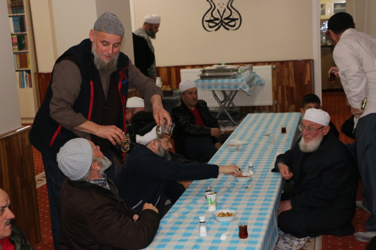 Adem Şener Hoca Cemat ile Külliye'de İftar Yemeği yedi (GECEYE DAMGA VURAN FOTOĞRAFLARI )