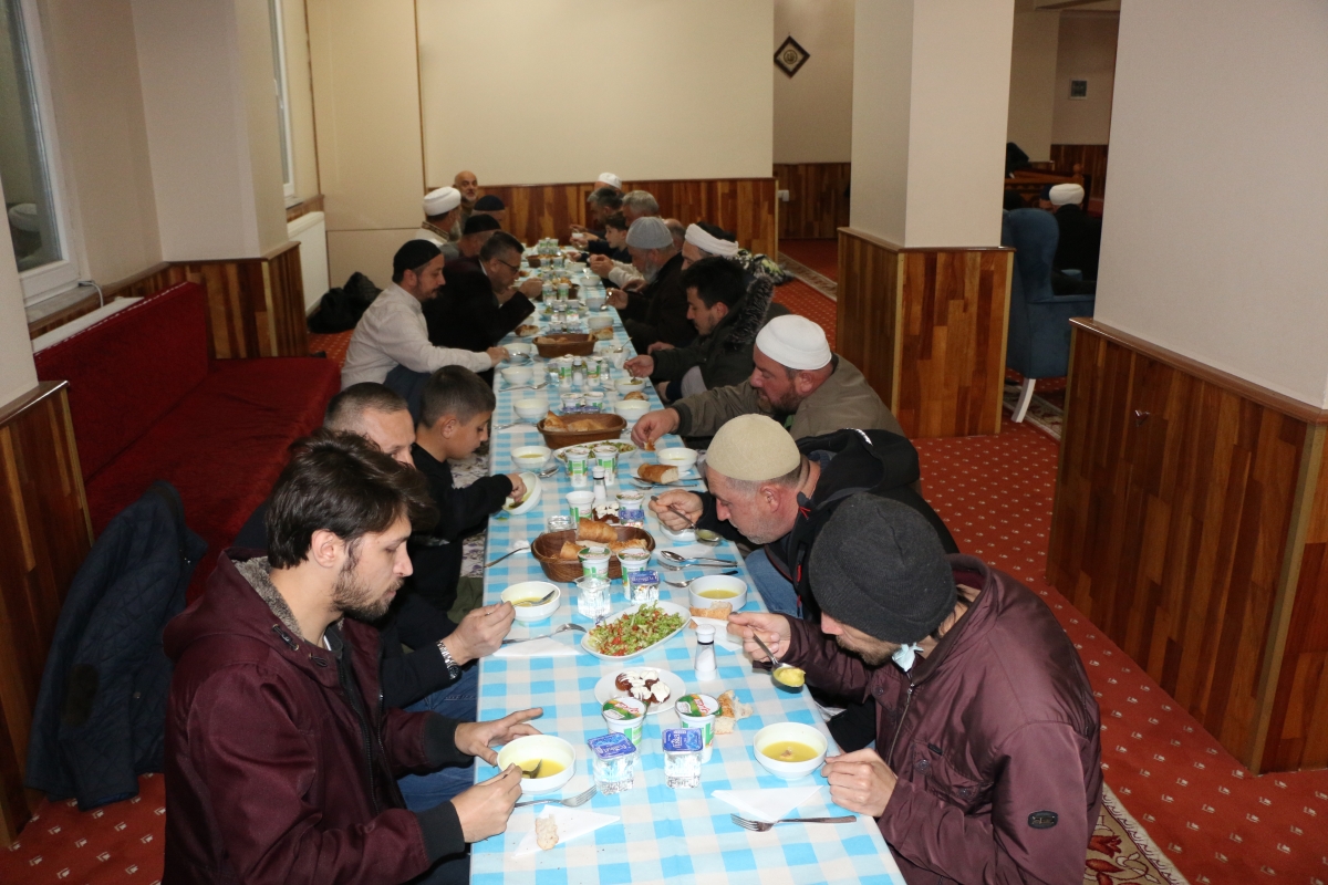 Adem Şener Hoca Cemat ile Külliye'de İftar Yemeği yedi (GECEYE DAMGA VURAN FOTOĞRAFLARI )