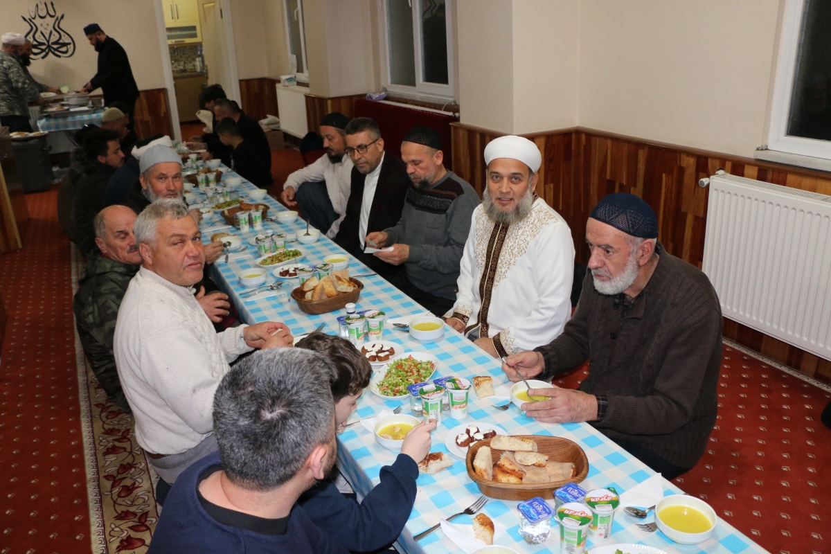 Adem Şener Hoca Cemat ile Külliye'de İftar Yemeği yedi (GECEYE DAMGA VURAN FOTOĞRAFLARI )
