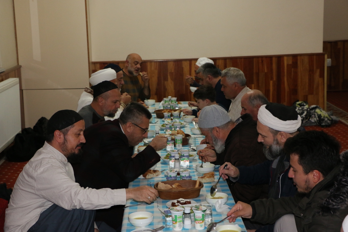 Adem Şener Hoca Cemat ile Külliye'de İftar Yemeği yedi (GECEYE DAMGA VURAN FOTOĞRAFLARI )