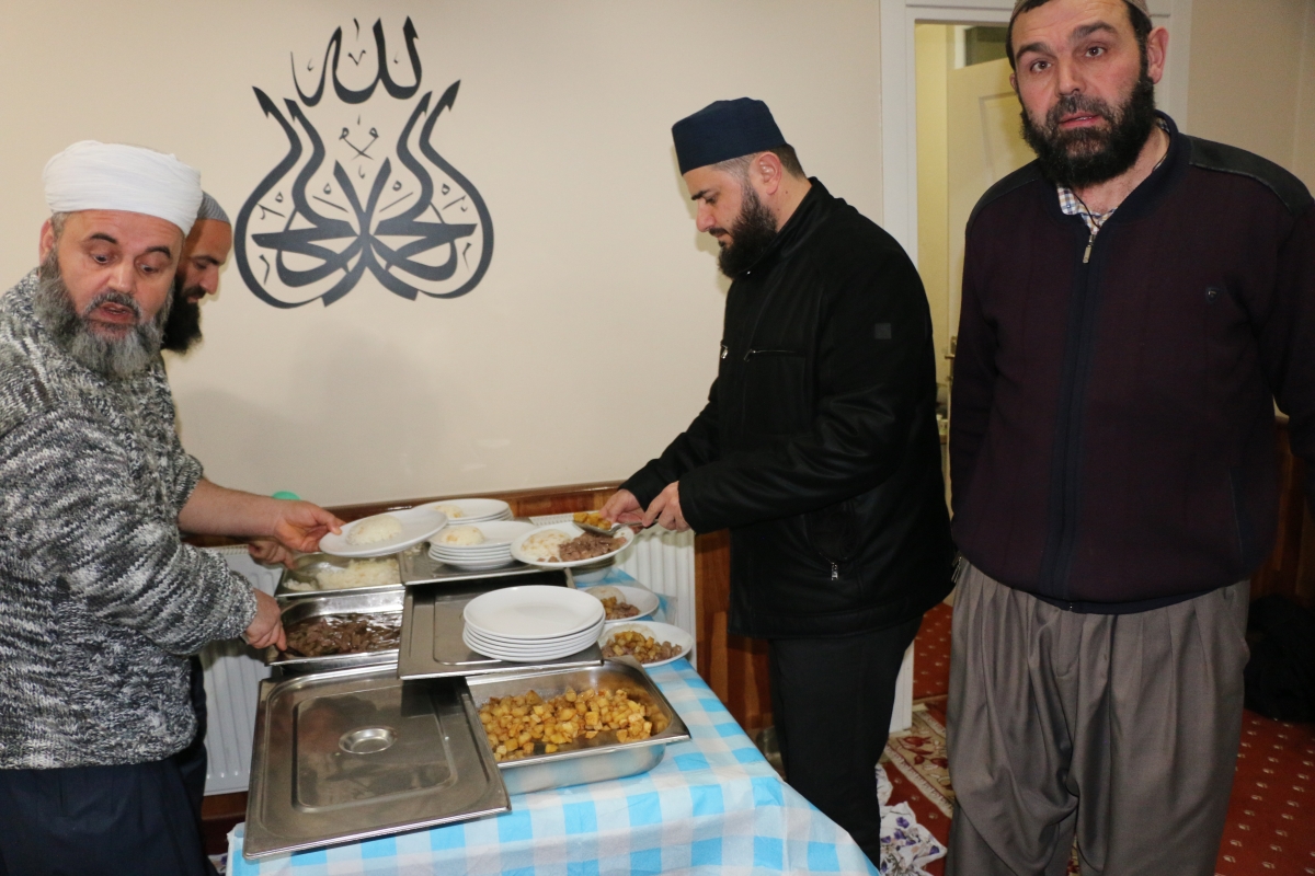 Adem Şener Hoca Cemat ile Külliye'de İftar Yemeği yedi (GECEYE DAMGA VURAN FOTOĞRAFLARI )