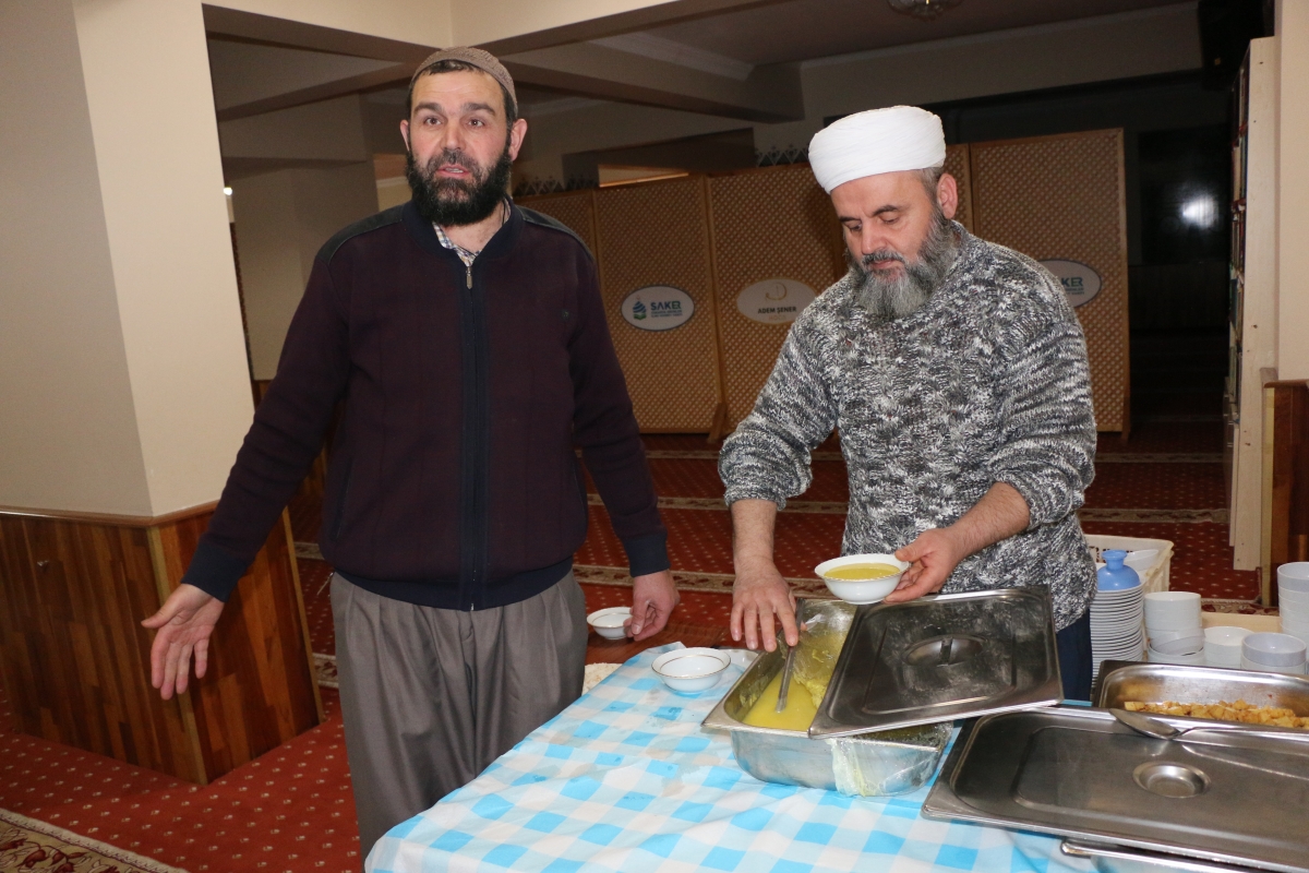 Adem Şener Hoca Cemat ile Külliye'de İftar Yemeği yedi (GECEYE DAMGA VURAN FOTOĞRAFLARI )