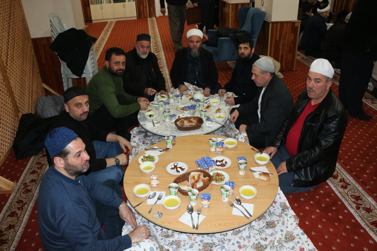 Adem Şener Hoca Cemat ile Külliye'de İftar Yemeği yedi (GECEYE DAMGA VURAN FOTOĞRAFLARI )