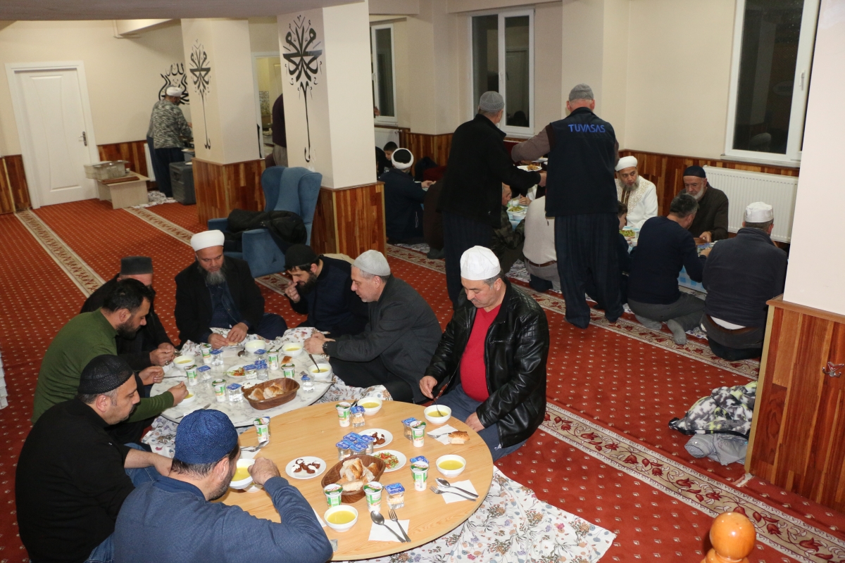 Adem Şener Hoca Cemat ile Külliye'de İftar Yemeği yedi (GECEYE DAMGA VURAN FOTOĞRAFLARI )