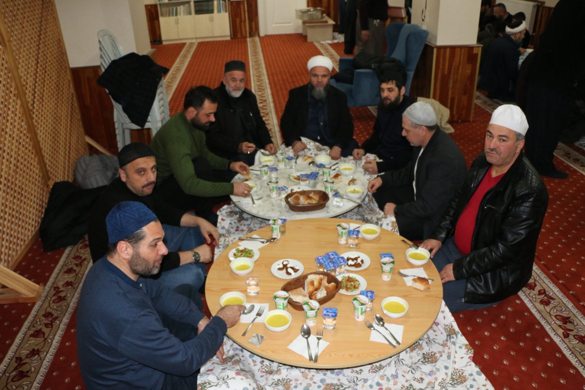 Adem Şener Hoca Cemat ile Külliye'de İftar Yemeği yedi (GECEYE DAMGA VURAN FOTOĞRAFLARI )