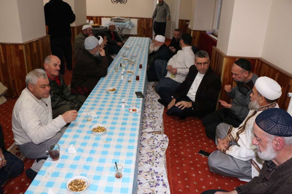 Adem Şener Hoca Cemat ile Külliye'de İftar Yemeği yedi (GECEYE DAMGA VURAN FOTOĞRAFLARI )