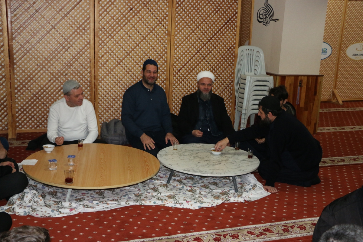 Adem Şener Hoca Cemat ile Külliye'de İftar Yemeği yedi (GECEYE DAMGA VURAN FOTOĞRAFLARI )