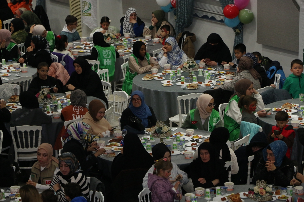 (İHH) İnsan Hak ve Hürriyetleri İnsani Yardım Vakfı  Sakarya Şubesi tarafından yetim ailelere iftar programı düzenledi.(GECEYE İMZA ATAN FOTOĞRAF KARELERİ )