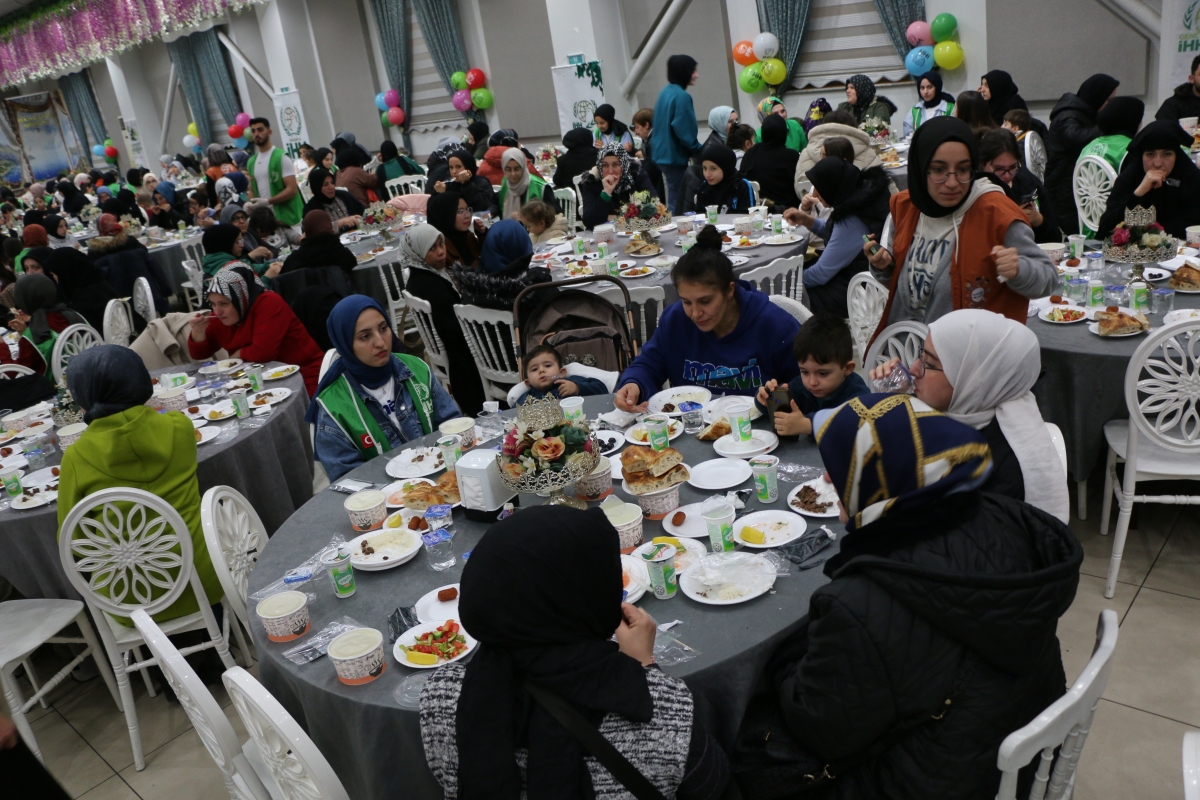 (İHH) İnsan Hak ve Hürriyetleri İnsani Yardım Vakfı  Sakarya Şubesi tarafından yetim ailelere iftar programı düzenledi.(GECEYE İMZA ATAN FOTOĞRAF KARELERİ )