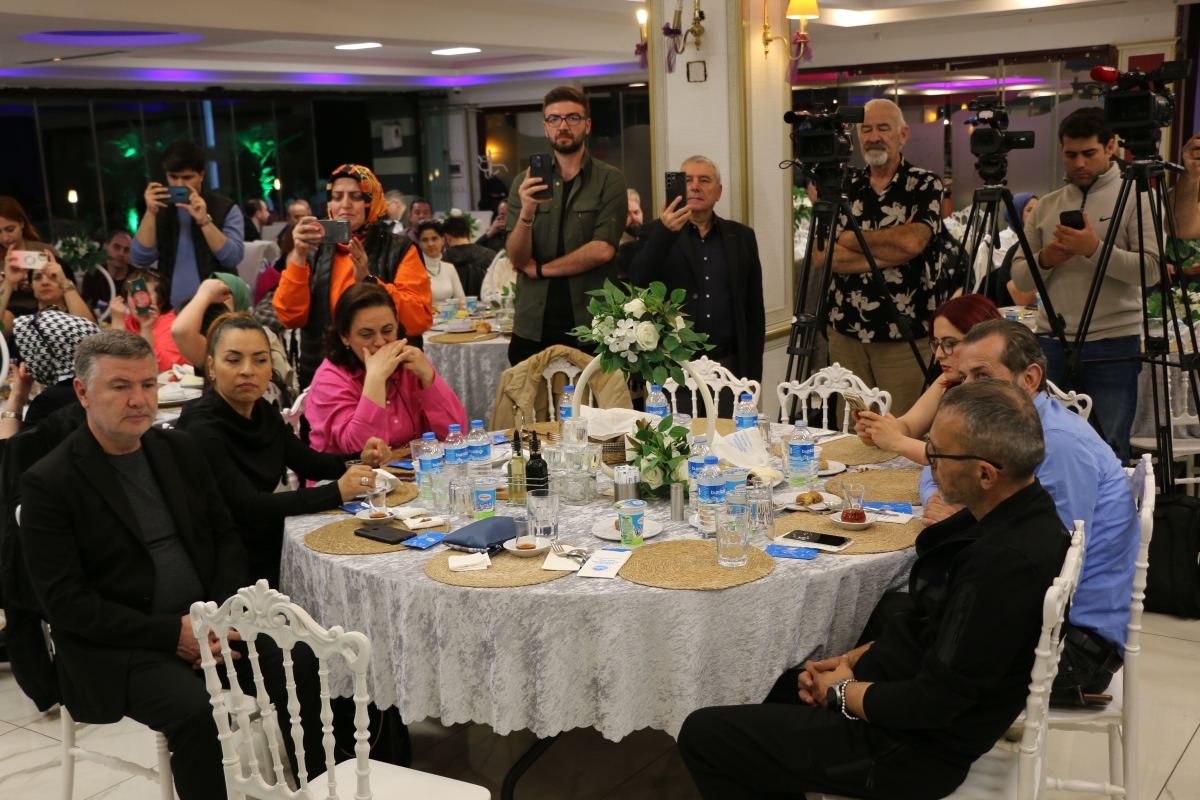Sakarya Büyükşehir Belediye Başkanı Ekrem Yüce'nin Basına Veda Yemeği (GECEYE DAMGASINI VURAN HATIRA FOTOĞRAFLARI )