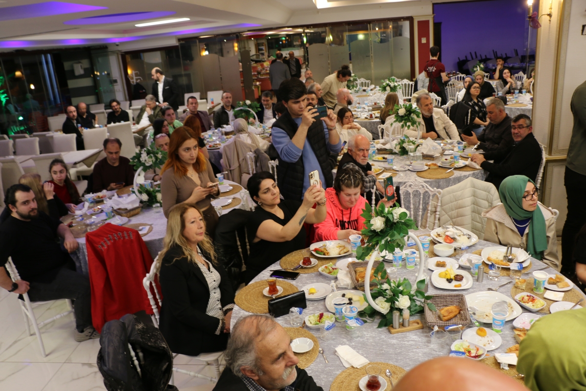 Sakarya Büyükşehir Belediye Başkanı Ekrem Yüce'nin Basına Veda Yemeği (GECEYE DAMGASINI VURAN HATIRA FOTOĞRAFLARI )