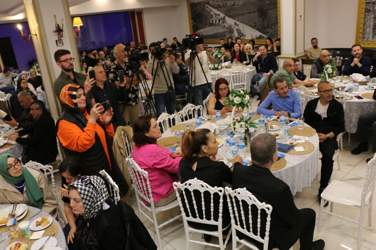 Sakarya Büyükşehir Belediye Başkanı Ekrem Yüce'nin Basına Veda Yemeği (GECEYE DAMGASINI VURAN HATIRA FOTOĞRAFLARI )