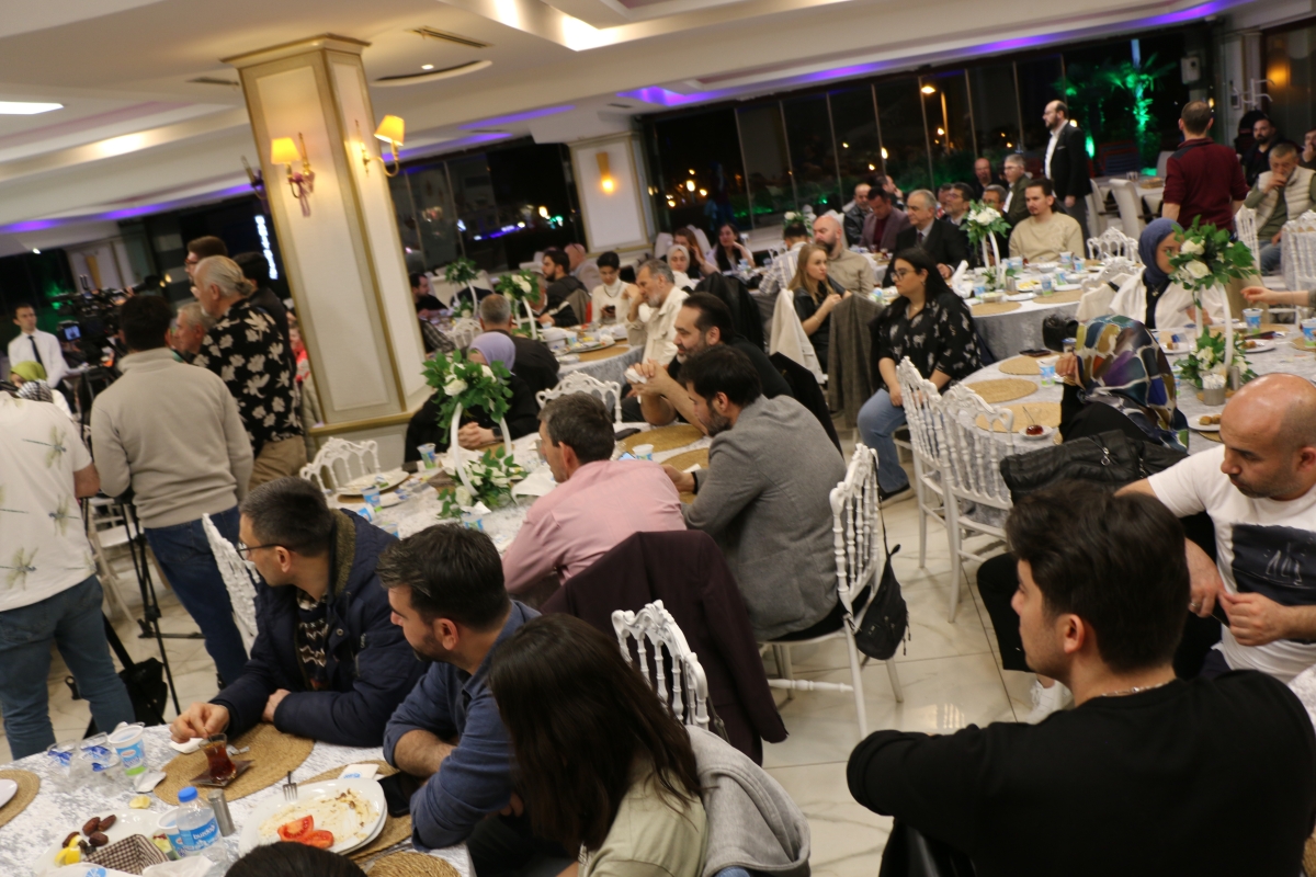 Sakarya Büyükşehir Belediye Başkanı Ekrem Yüce'nin Basına Veda Yemeği (GECEYE DAMGASINI VURAN HATIRA FOTOĞRAFLARI )