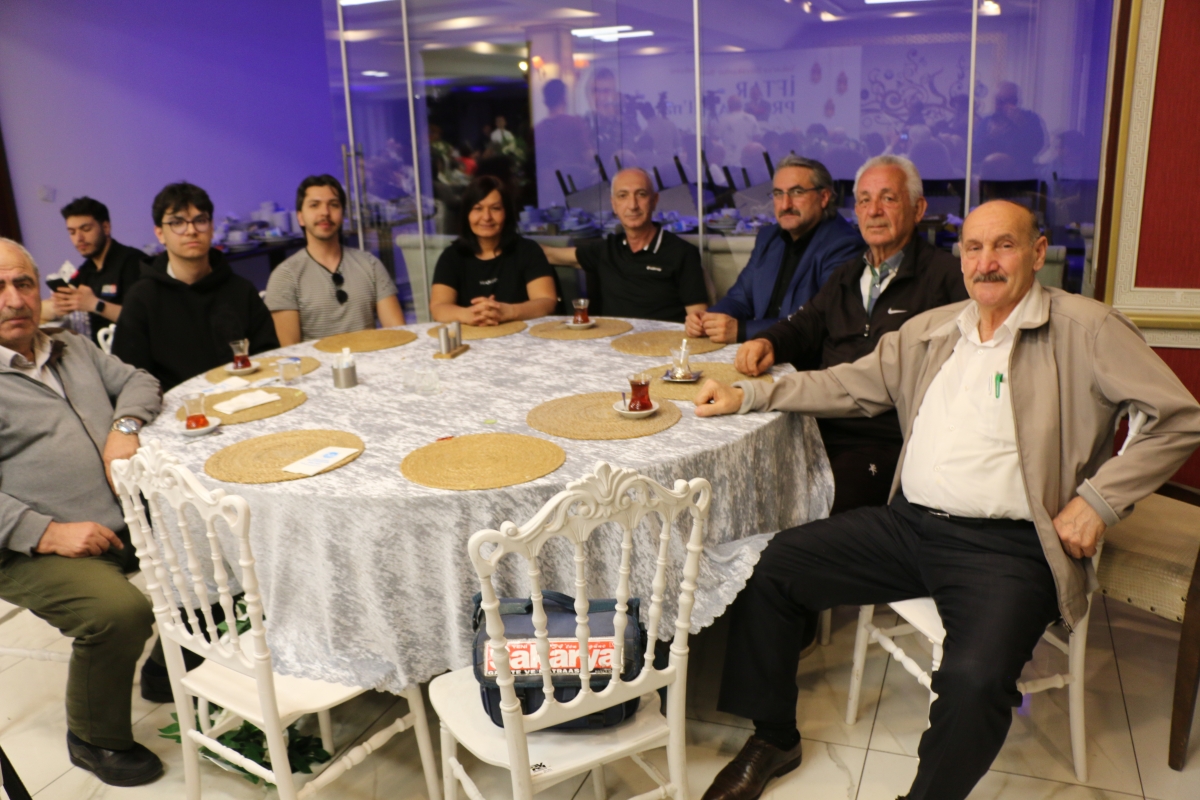 Sakarya Büyükşehir Belediye Başkanı Ekrem Yüce'nin Basına Veda Yemeği (GECEYE DAMGASINI VURAN HATIRA FOTOĞRAFLARI )