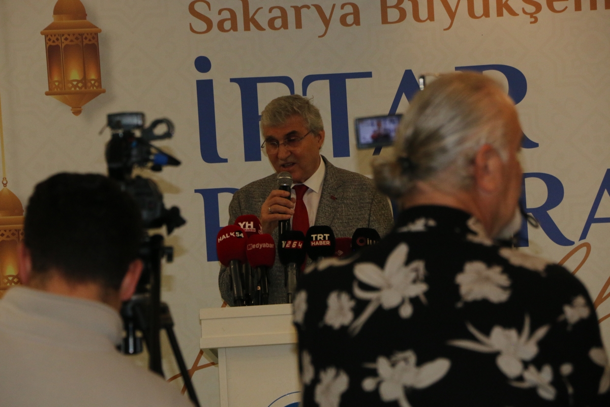Sakarya Büyükşehir Belediye Başkanı Ekrem Yüce'nin Basına Veda Yemeği (GECEYE DAMGASINI VURAN HATIRA FOTOĞRAFLARI )