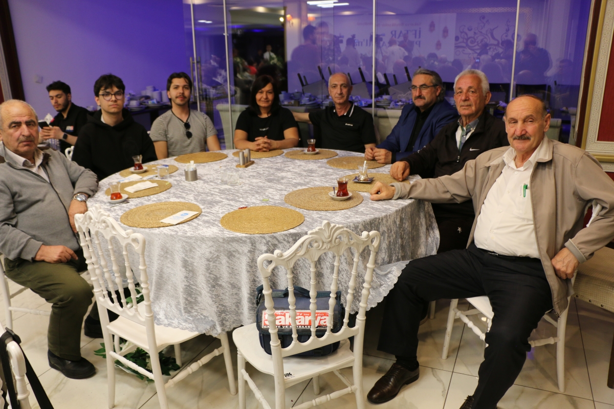 Sakarya Büyükşehir Belediye Başkanı Ekrem Yüce'nin Basına Veda Yemeği (GECEYE DAMGASINI VURAN HATIRA FOTOĞRAFLARI )