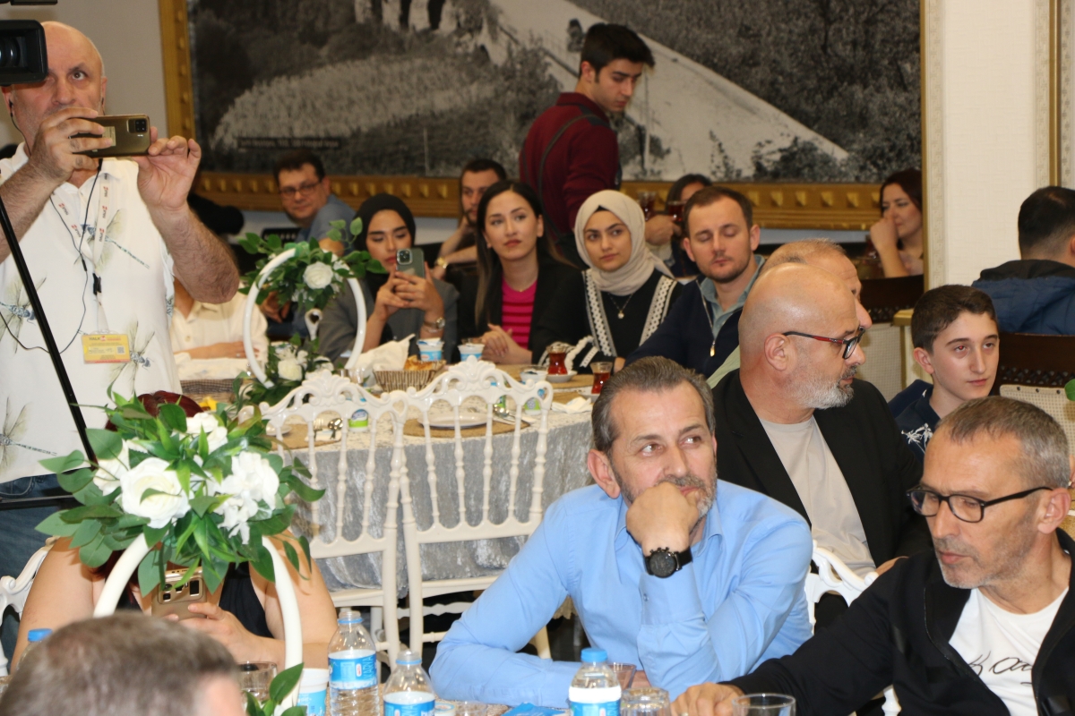 Sakarya Büyükşehir Belediye Başkanı Ekrem Yüce'nin Basına Veda Yemeği (GECEYE DAMGASINI VURAN HATIRA FOTOĞRAFLARI )