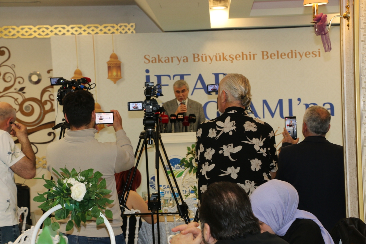 Sakarya Büyükşehir Belediye Başkanı Ekrem Yüce'nin Basına Veda Yemeği (GECEYE DAMGASINI VURAN HATIRA FOTOĞRAFLARI )