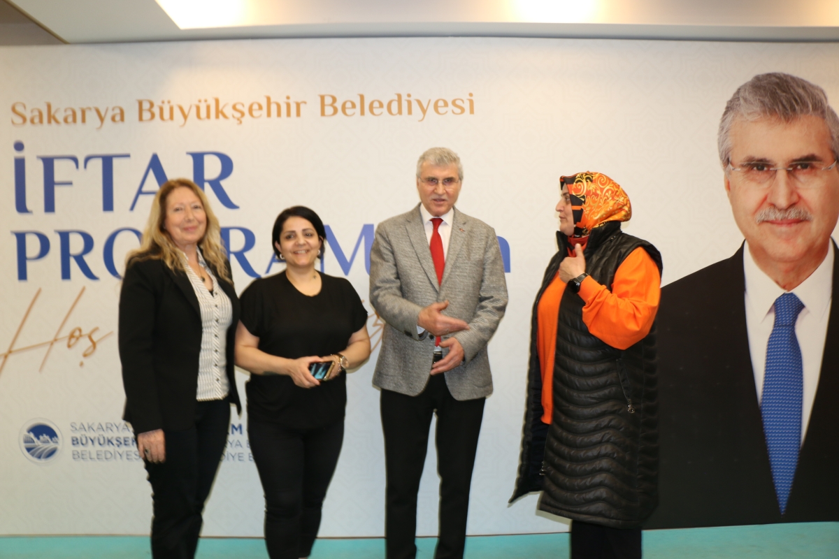 Sakarya Büyükşehir Belediye Başkanı Ekrem Yüce'nin Basına Veda Yemeği (GECEYE DAMGASINI VURAN HATIRA FOTOĞRAFLARI )